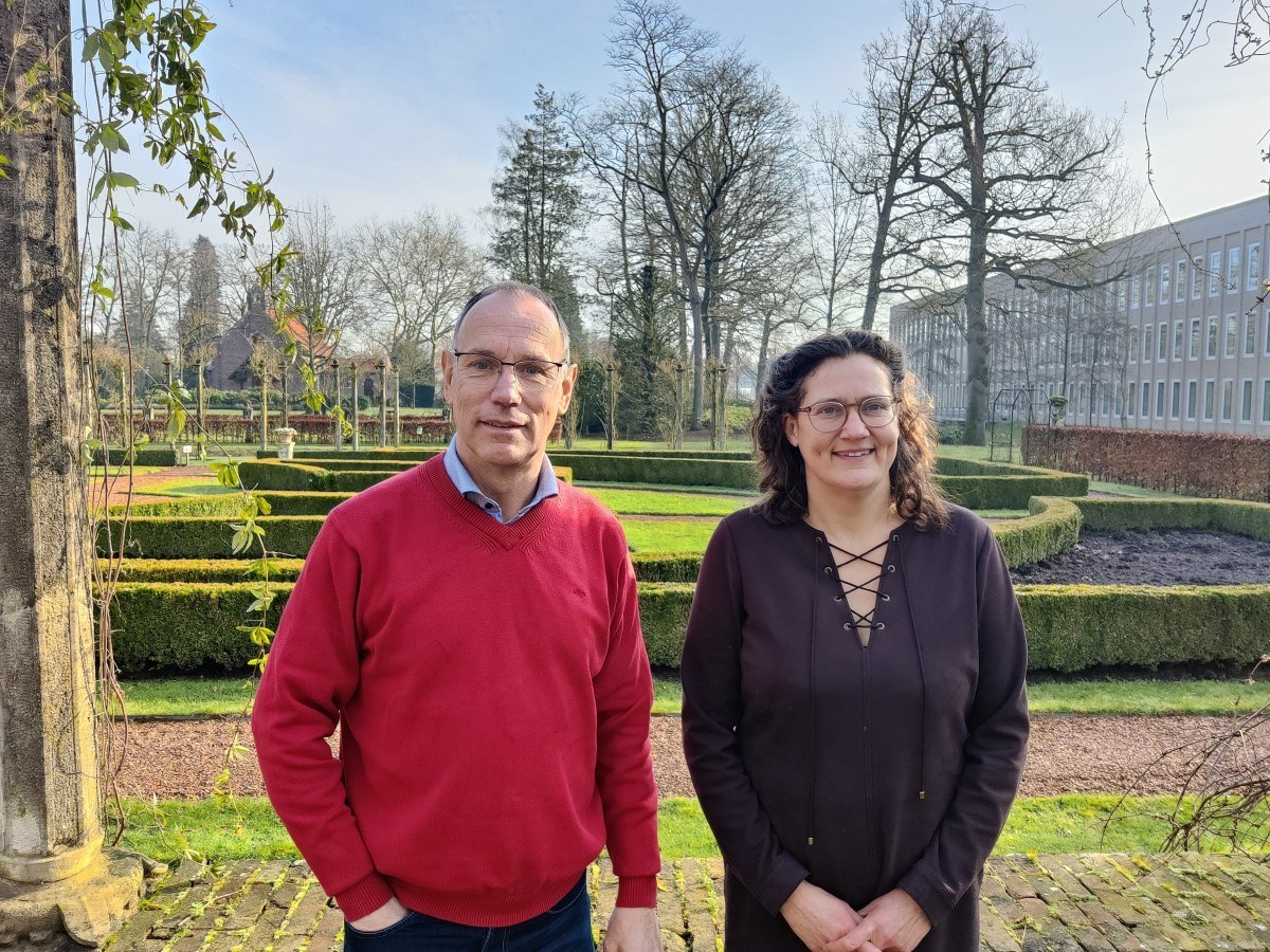 Piet  Ackermans, opgaveleider duurzaamheid bij de gemeente Oosterhout en Irene Lammers, projectmanager provincie Noord-Brabant